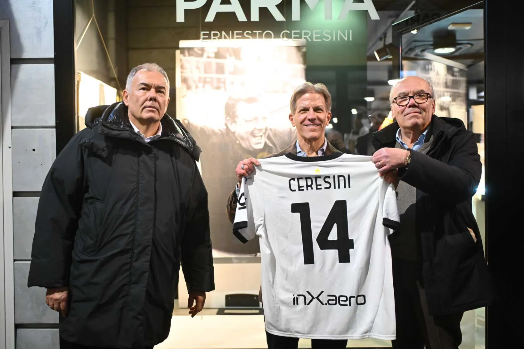 President Krause hands over the Ceresini shirt